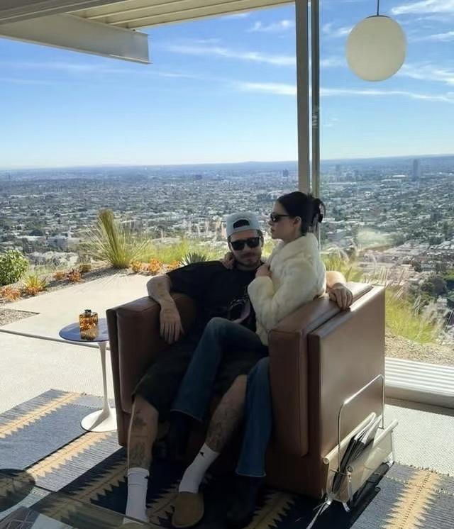 贝嫂维多利亚彻底失控了。她那个砸了300万英镑办婚礼的大儿子布鲁克林，突然在网