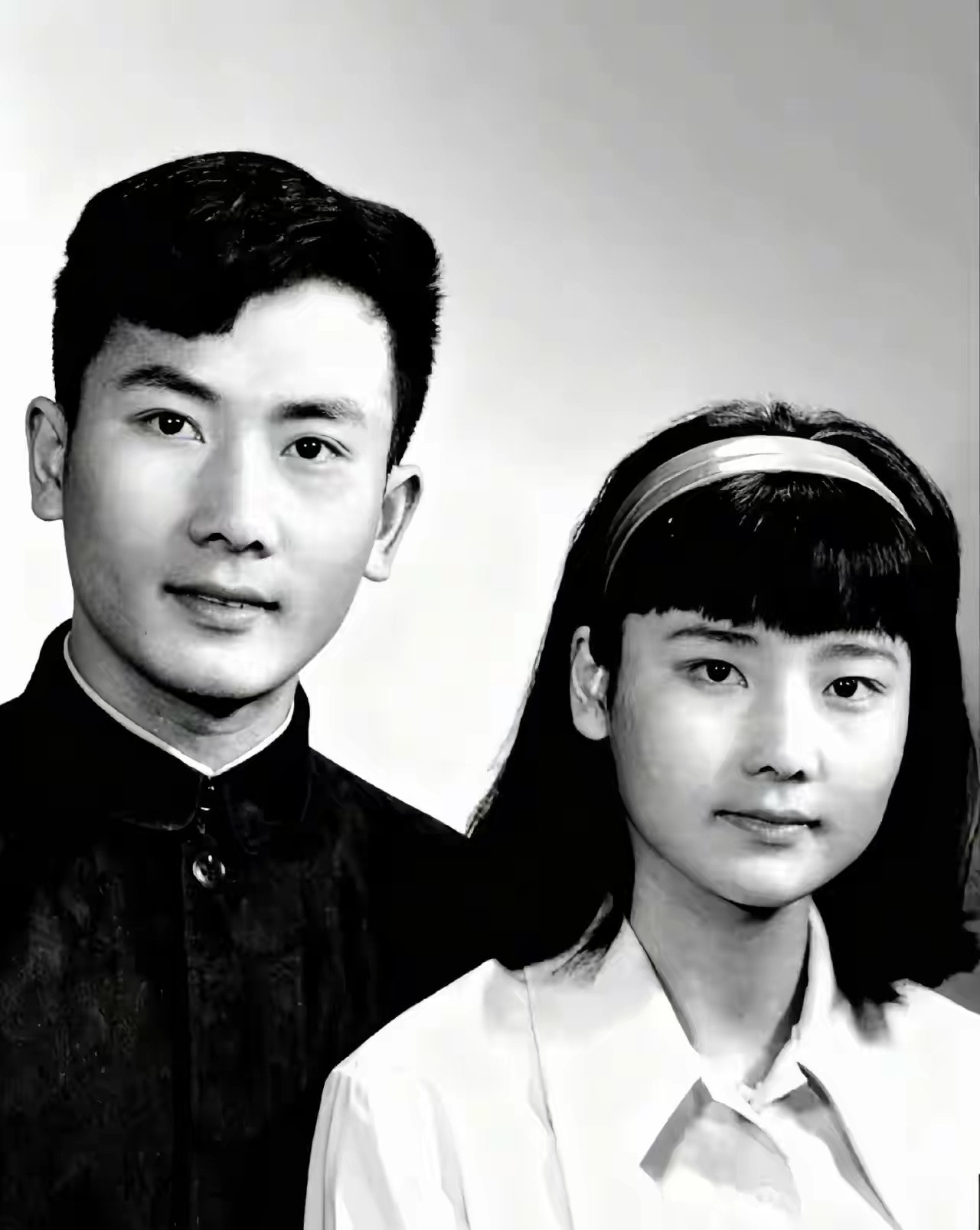 看到何赛飞的父女照，终于明白她妈妈为什么带走她姐和妹，偏留下她和她父亲了，因为何