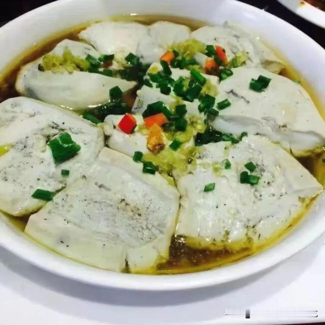 臭豆腐其实就跟榴莲一个样，闻起来臭，吃起来很香！喜欢的人就非常喜欢，不喜欢的人就