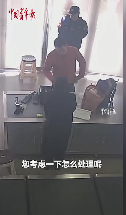 “必须严惩！”近日，河南南阳，一男子在乘坐火车时，带的充电宝因为没有标识，过不了