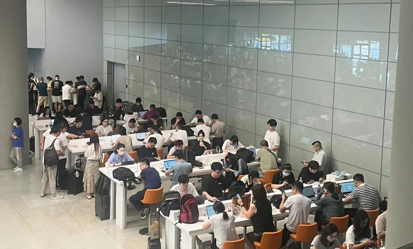 上海虹桥机场，妥妥地班味。