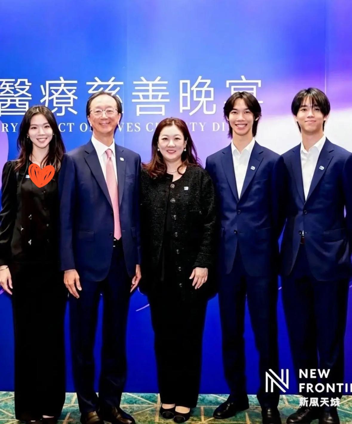 8月13日，梁锦松一家五口出席香港慈善晚宴，这也是一家五口难得的一次公开亮相，尤