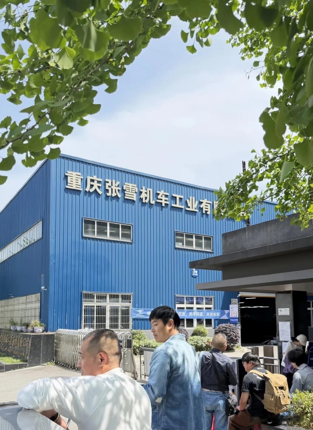 好的企业根本不愁招不到人！张雪机车厂的面试排队长龙一眼望不到头，这阵仗堪比公务员