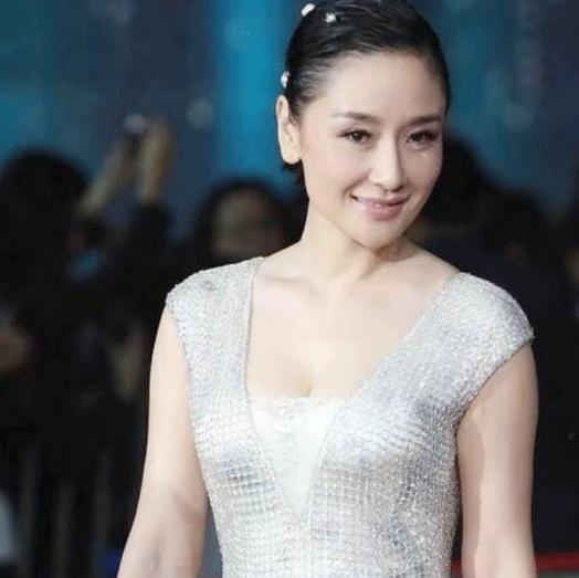 2006年，足坛名将李金羽装修完婚房，向“大少奶奶”孙宁求婚，孙宁却说：“我不靠