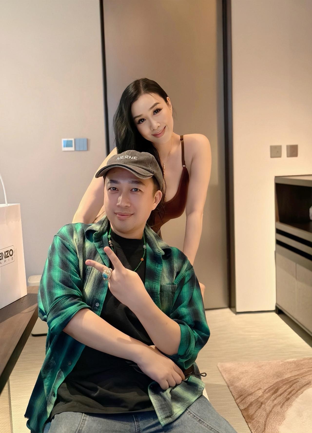 8月21日，于正晒聚会照，他与钟丽缇还单独合影了一张，54岁的钟丽缇好美啊。