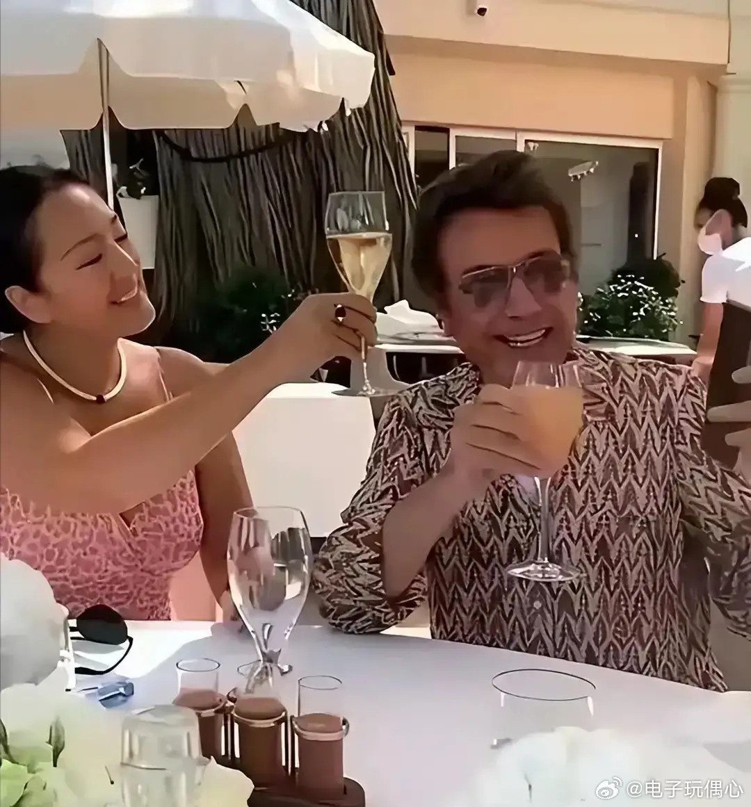 巩俐和老公在法国街头秀恩爱，吊带连衣裙，显得又丰满又野性