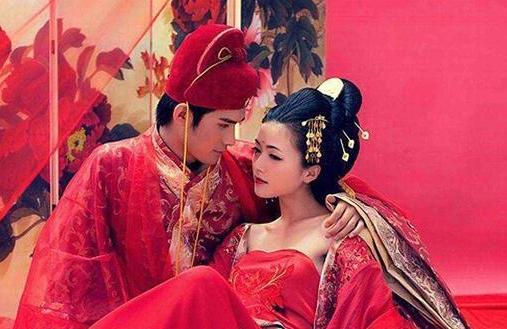 古代皇帝大婚、第一次和皇后行房事，不会让皇帝自己胡乱摸索，皇宫里早就定下一套完整