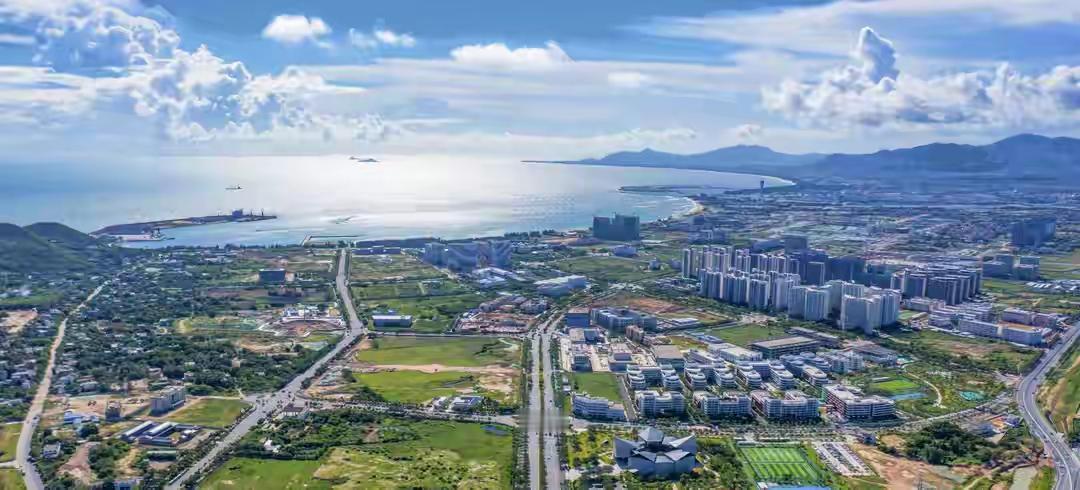 成吉思汗横扫半个地球，帝国说崩就碎；罗马盛极一时，解体后欧洲再未统一。唯独中