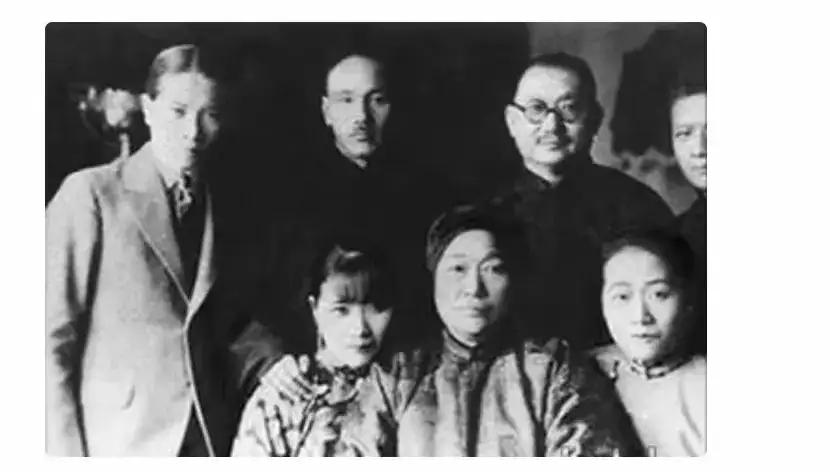 2003年，百岁高龄的宋美龄病逝。不久后，面对媒体采访，负责照顾她的护士曾直言：