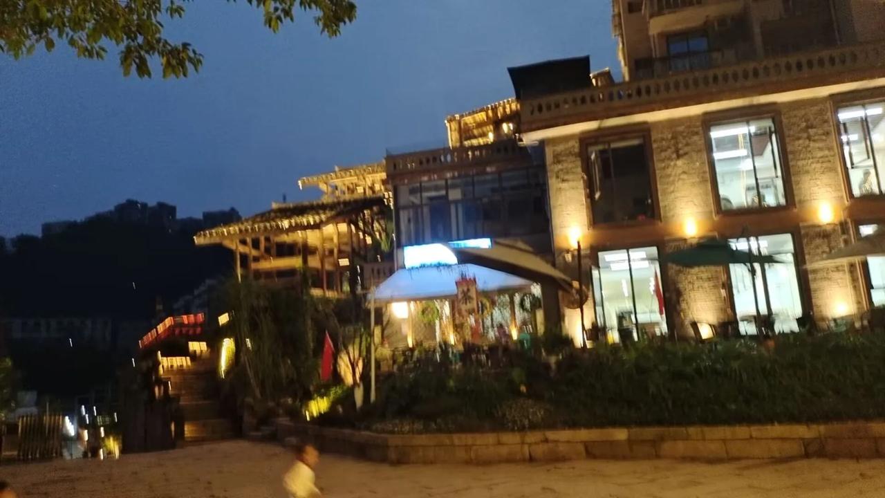 明清古镇三倒拐夜景地处重庆长寿区明清古镇三倒拐古街夜景确实不错。在这里喝茶，聊