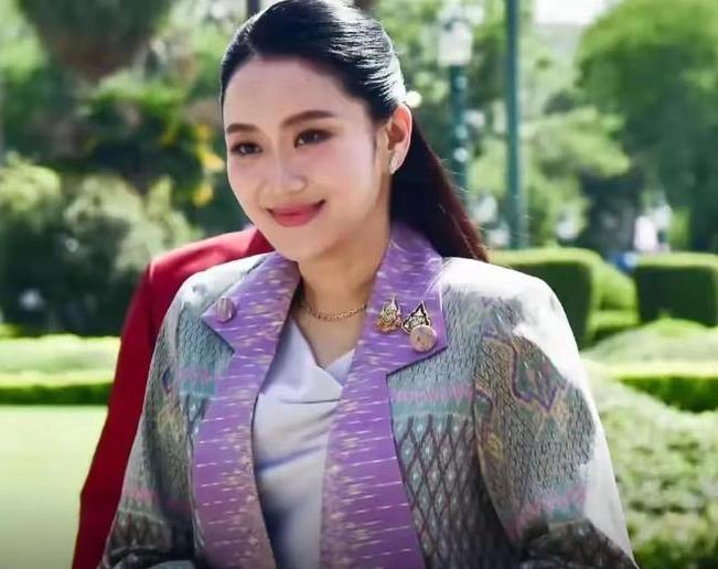 没有对比就没伤害，以前大家觉得佩通坦挺好的，但是阿努廷担任泰国总理以来，你们就会