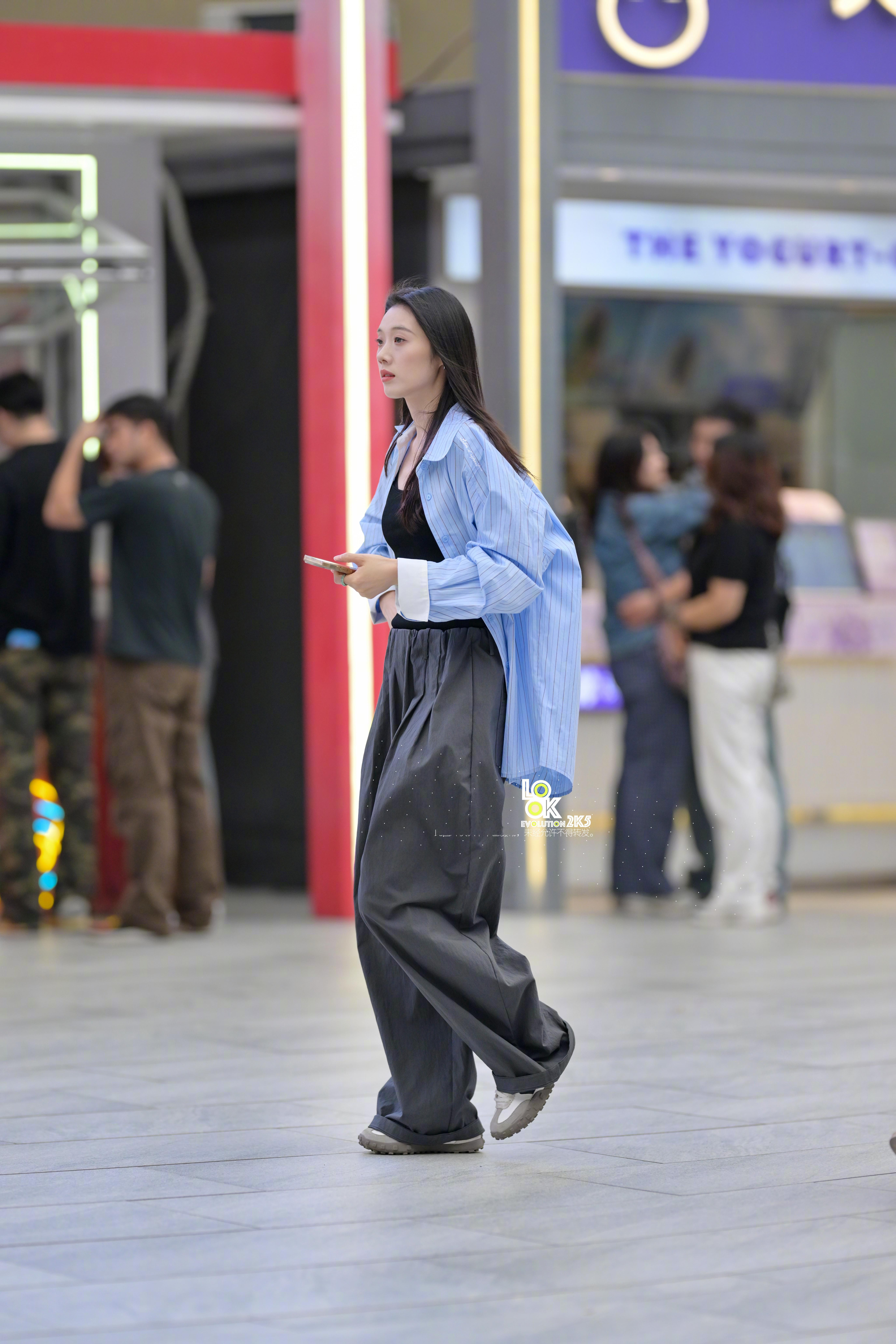 一件蓝色衬衫很出彩