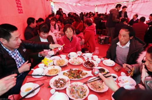 县城婚宴卖不动了，不只是年轻人不结婚，其中的原因有很多。 今年十一，很多县城