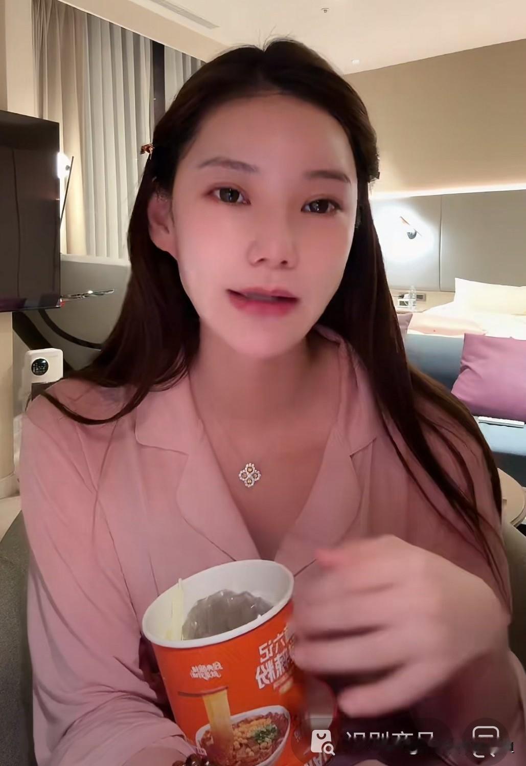 看着马筱梅坐月子都有带货任务，不得不让人感叹这豪门媳妇确实是挺不好当的啊。别