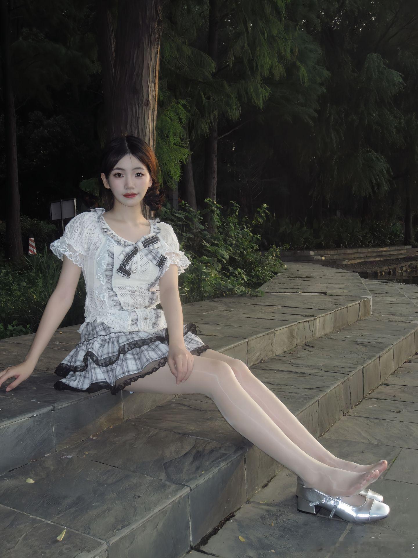 油亮丝袜搭配银色玛丽珍，能看得出来的质感～​​​