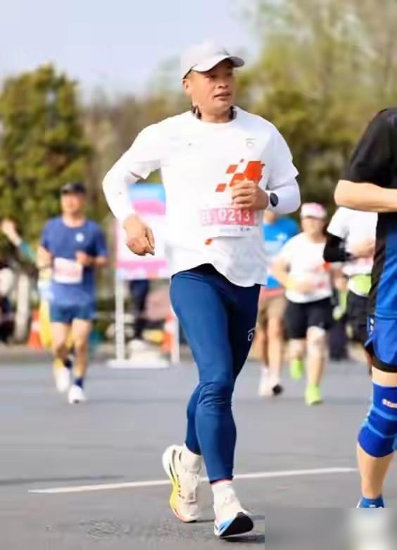 47岁马拉松资深爱好者李峰去世。月跑量300多公里，一年内参加四次马拉松，去世原