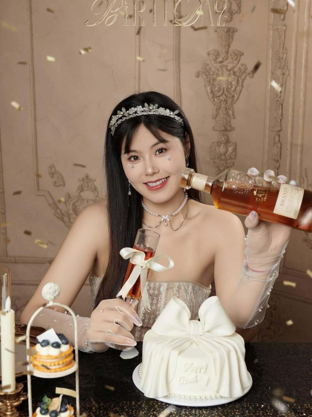 李月汝因戏剧性插曲错失国家队赛事之后，时隔18天再战WNBA刚刚跟队友一起拿
