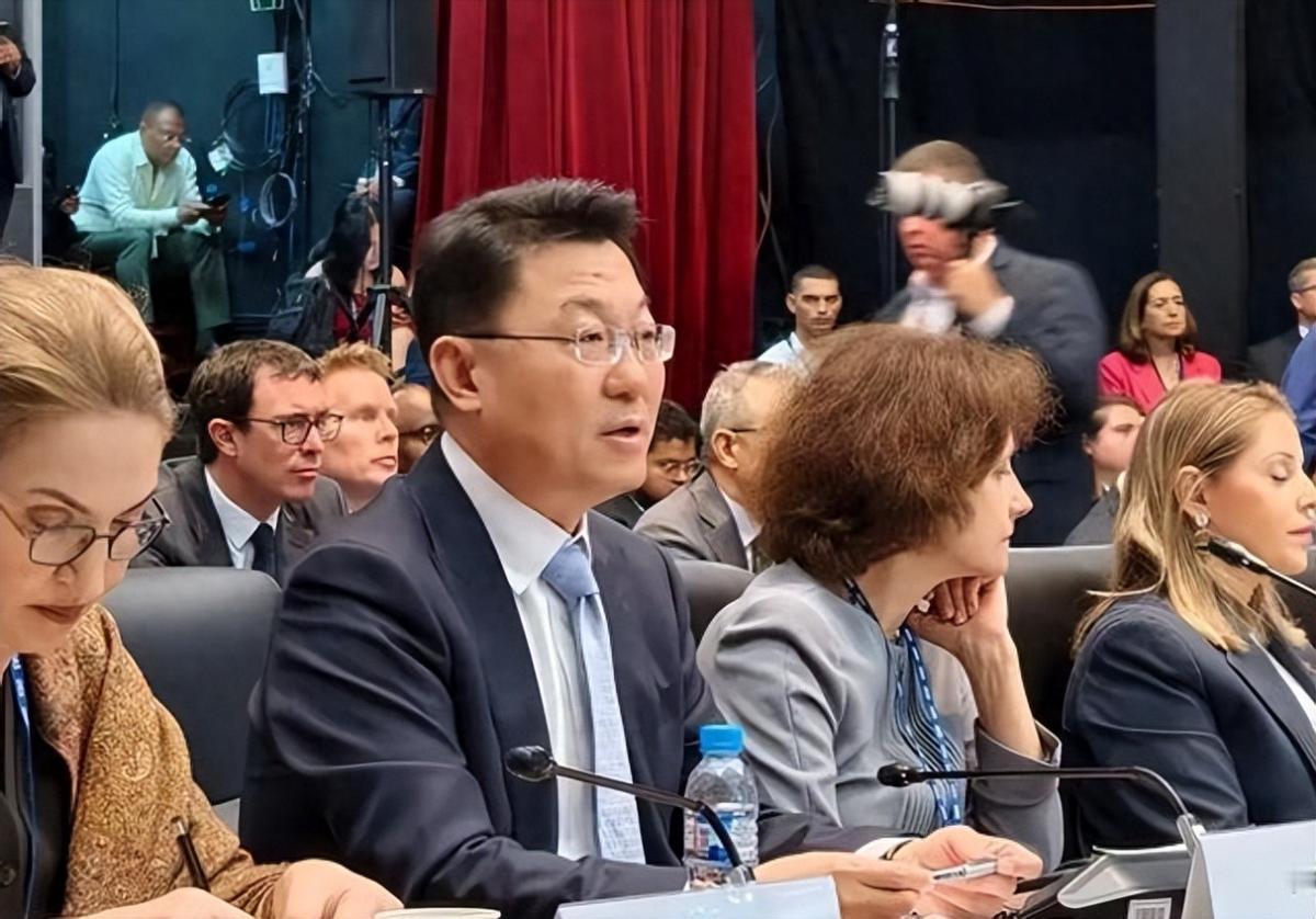 魔幻的一幕发生！当着34国代表的面，巴拿马总统对中国开火！谢锋大使三句话，全场鸦