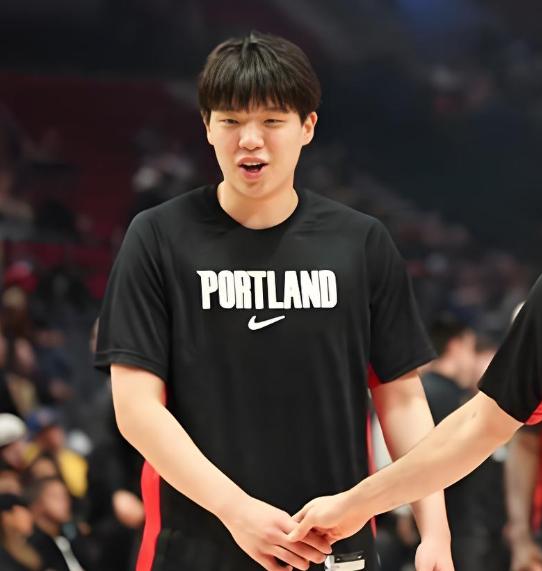 开拓者新老板对杨瀚森发话了，这态度真不给面子！今天开拓者新老板邓顿在做客一档节