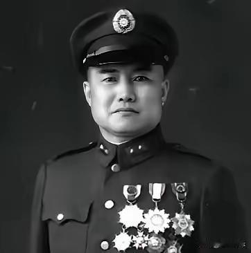 1948年沈阳解放的前几天，国民党中将周福成正被女儿劝降时，气得拔枪就要对准自己