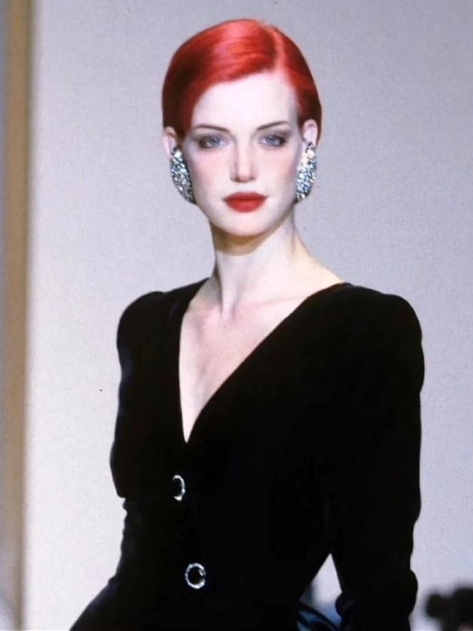 GIVENCHY1995FW|秀场上的一抹红​​​
