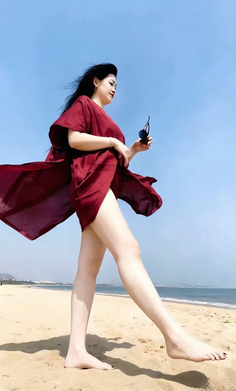 📜海边漫步随笔-依稀红裙在海边，无人相伴任风怜赤脚依旧怜沙滩，偷