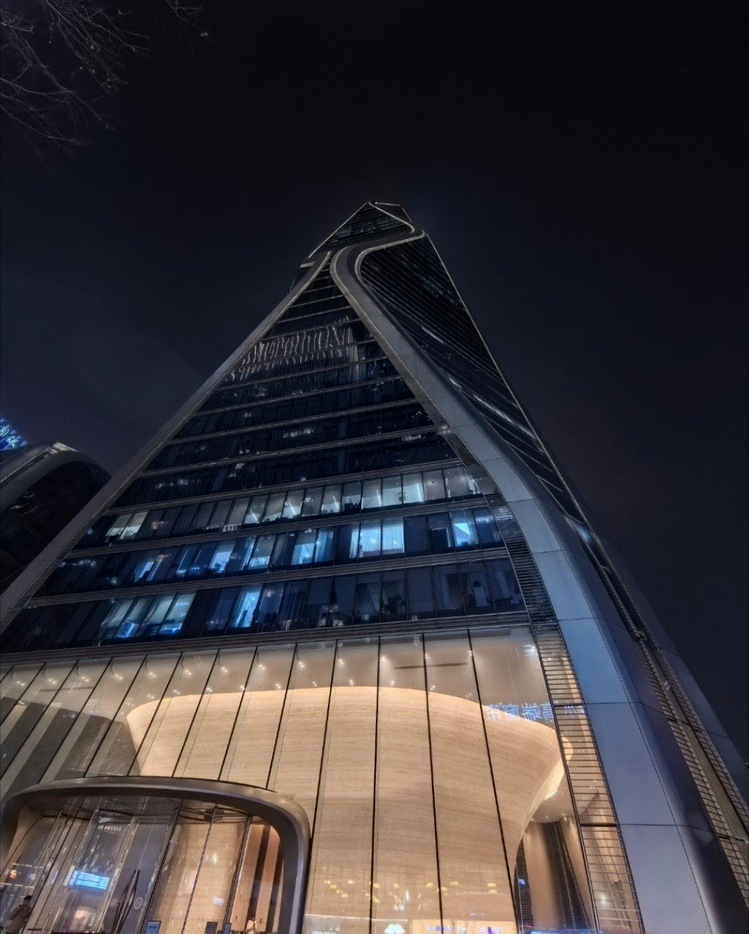 两台旗舰停大堂气场顶满，极氪车主回极氪大厦顶楼吃了顿漂亮饭杭州·杭州极氪大厦