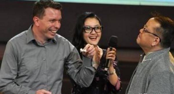 1996年，王刚花150万送15岁的女儿出国深造，女儿却谈了个外国男友，王刚气得