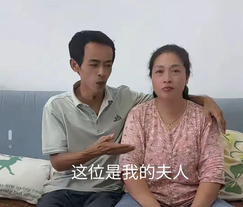 鸡排哥48岁南昌人，成名后第一件事情就是公开自己的爱人，他们是亲戚介绍认识的，两