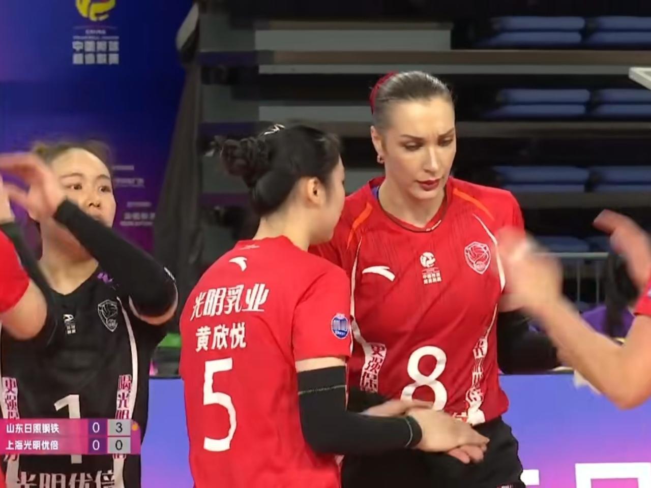 女排联赛第七轮：山东0-3不敌上海，上海队稳居榜首，山东队滑落至第四。1月7日