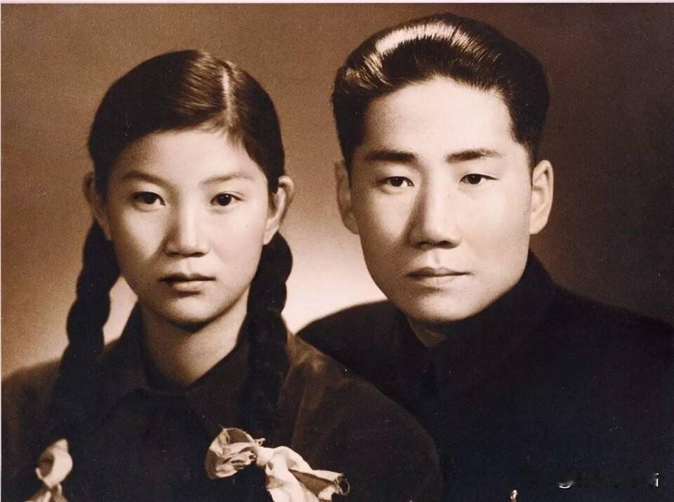 1949年10月15日，毛岸英与刘思齐在北京结婚。并在大北照相馆拍摄了结婚照。