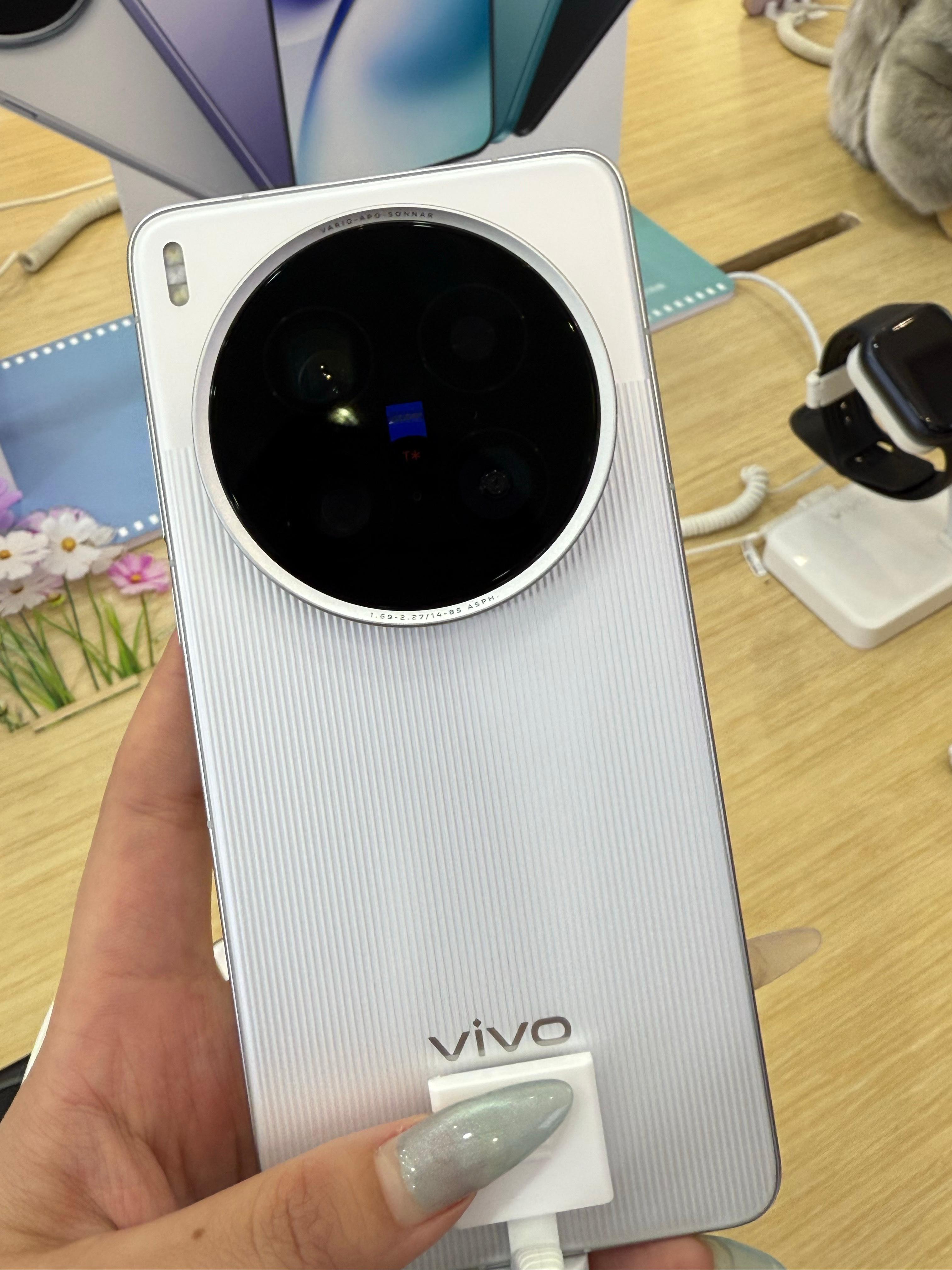 昨天去看了一下vivoX200Ultra，最直观的感受就是镜头模组太大太凸了