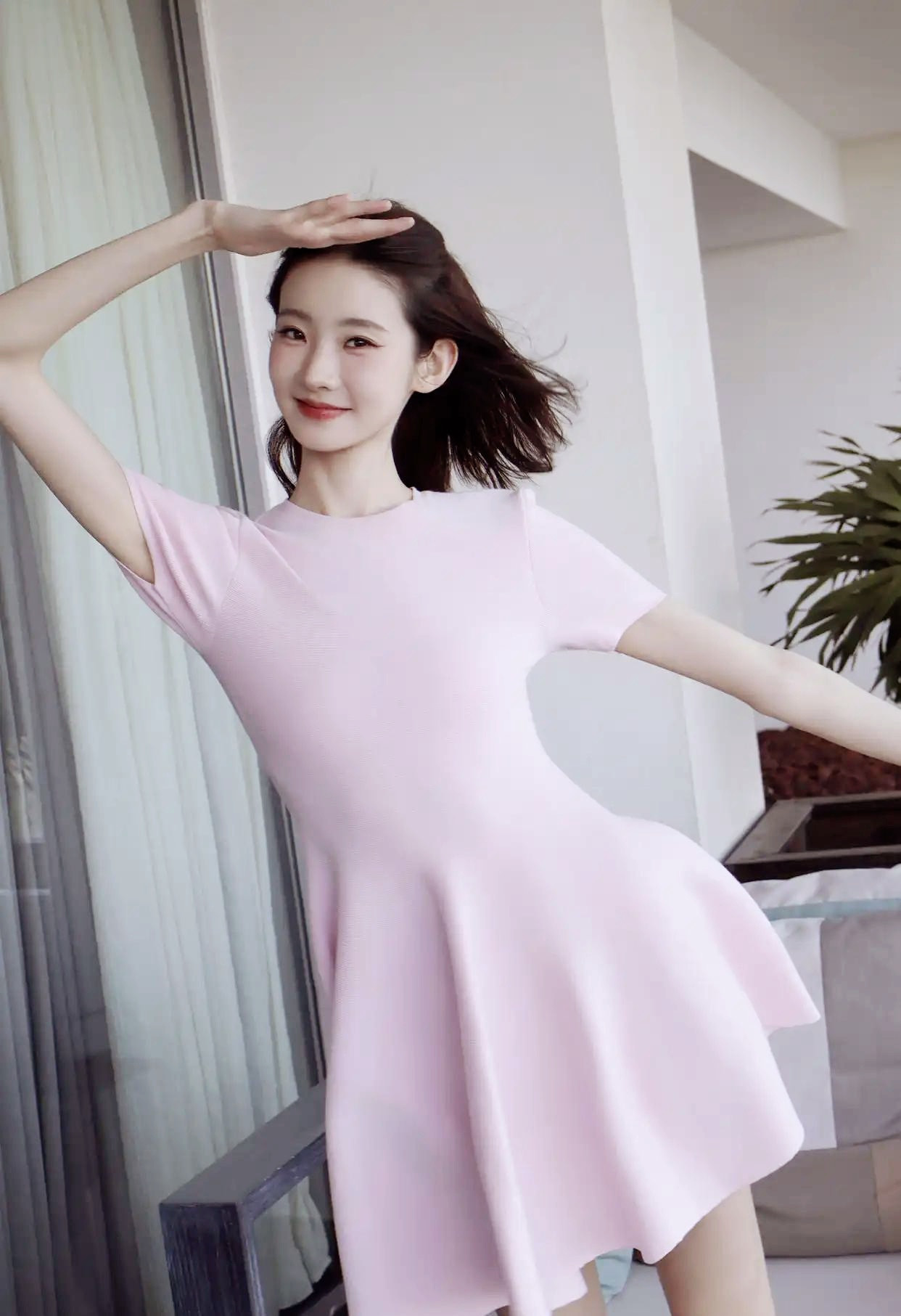 张艺凡穿着粉粉的小裙子写真，甜到心里去了你认为最美的女孩长什么样子呢