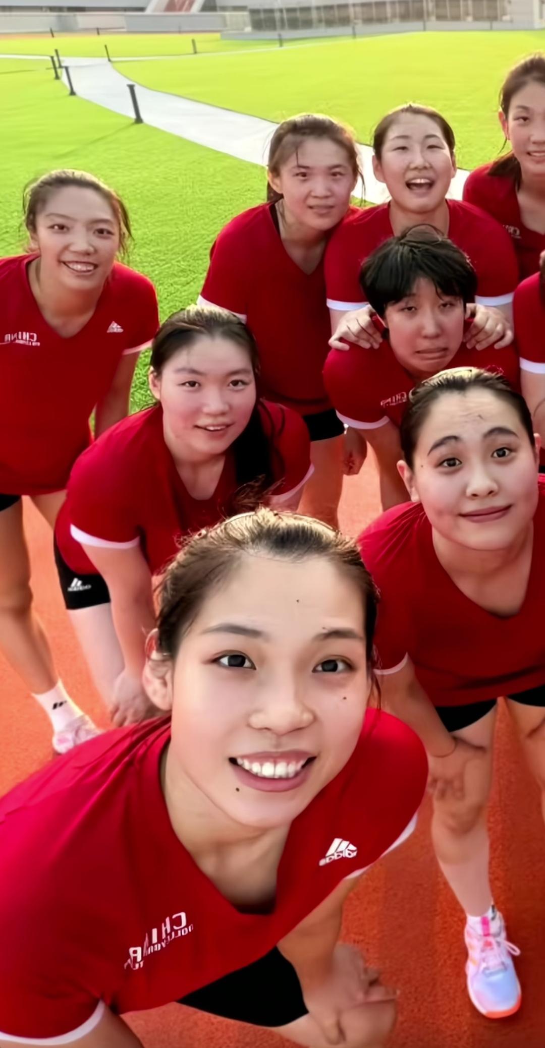 一支全新的中国女排，即将出征今年的世联赛，没有李盈盈，没有王媛媛，更没有朱