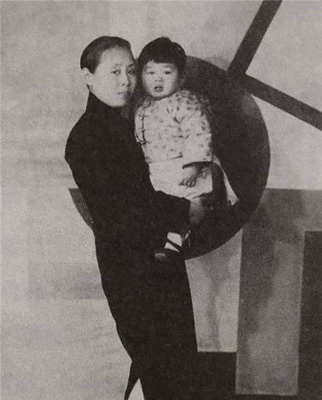 1925年，徐志摩跟张幼仪去旅行，这让张幼仪十分不解。等入住酒店时徐只要了一个房