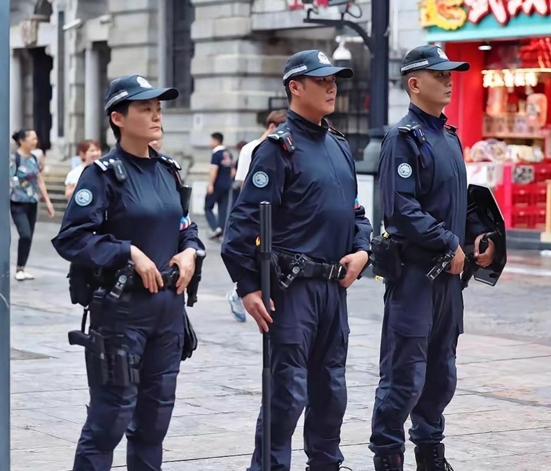大家看看这是新式警服的哪一款服装，看起来穿着应该很舒服，相比于传统那种蓝色的制式