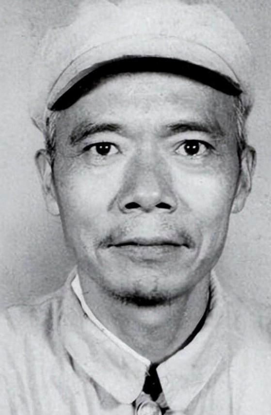 1937年，潜伏在敌后的地下党员涂作潮正与街坊邻居品茶打牌，邻居四下张望后突然贴