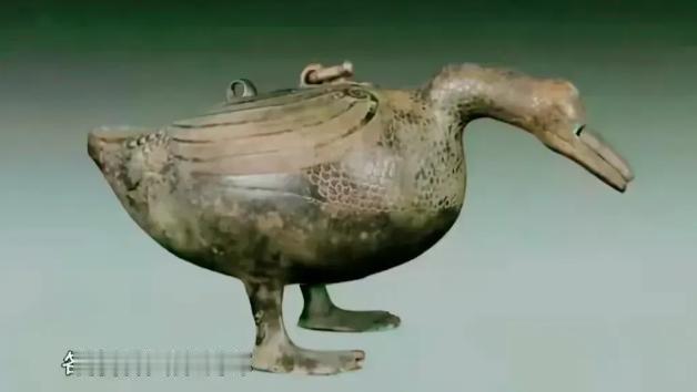 一次，女子带着一只铜”鸭子”去鉴宝，女子说这个是青铜器，要价100万人民币，专家