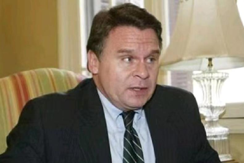 3月15日，共和党众议员、反华“劳模”克里斯·史密斯对媒体说:“伊朗极力维护中国