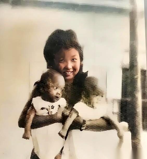 蒋经国的情人，刚给他生了俩儿子，转头就死在了医院里。针打进去，人就没了。官方