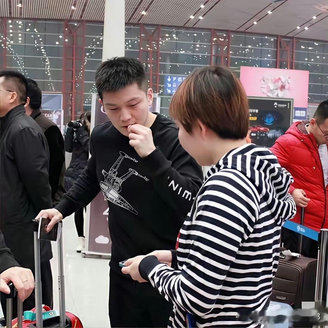 据说当年的樊振东最喜欢给朱雨玲当陪练!哈哈，就是因为小朱的零食多。不得不说，