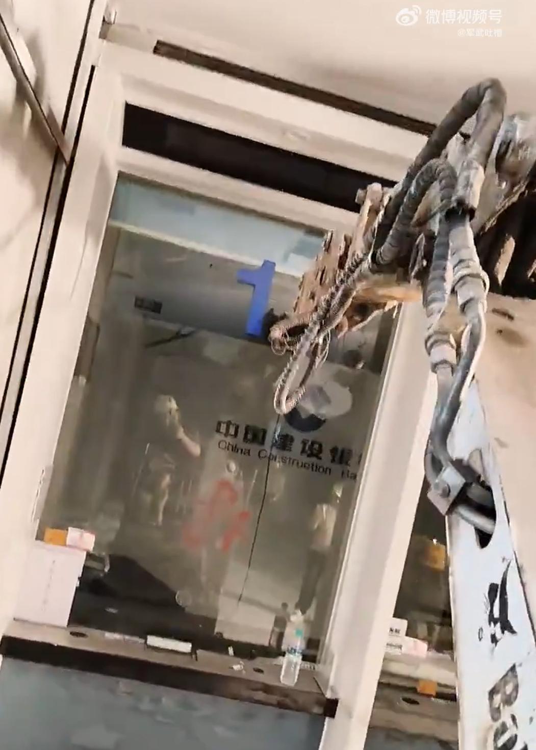 银行装修，柜台的防弹玻璃，砸不碎。看清楚，不是拿榔头砸不碎，也不是拿砸窗器砸