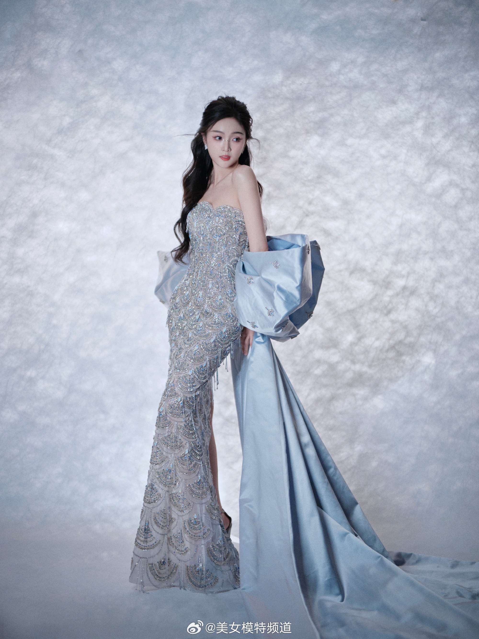 吴宣仪姐姐美人鱼般的身材​​​