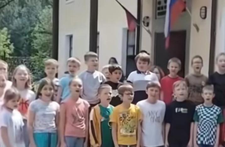 黑龙江黑河的小学里，坐满了金发碧眼的俄罗斯学生。这画面看着真有意思。这些俄罗