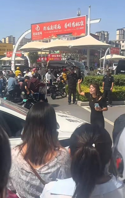 不怕今天你闹的欢，早晚会被拉清单！因违停被警方拍照取证，跳警车上发疯的山东女网红