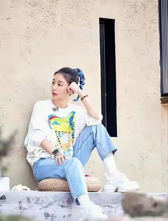 你们信不信林心如这般穿搭，再配上高马尾换做任何一个快50岁的人这样打扮，都会丑得