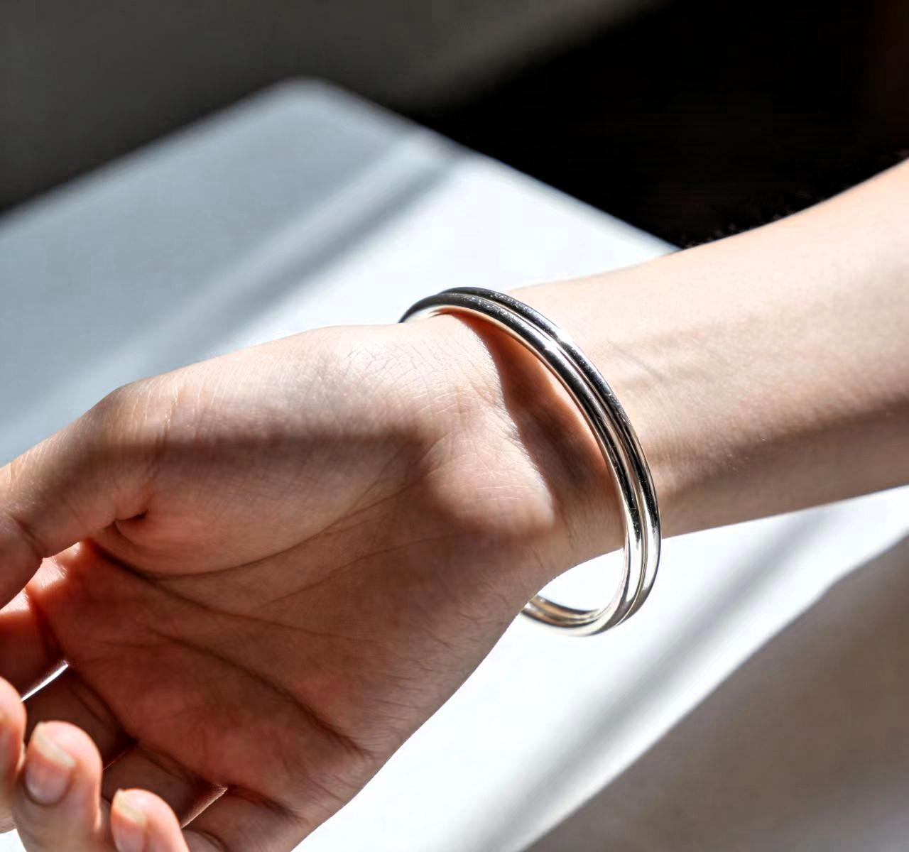 12月31日，难怪都在买银镯子！不是因为银价低，而是因为这戴起来真的有气质