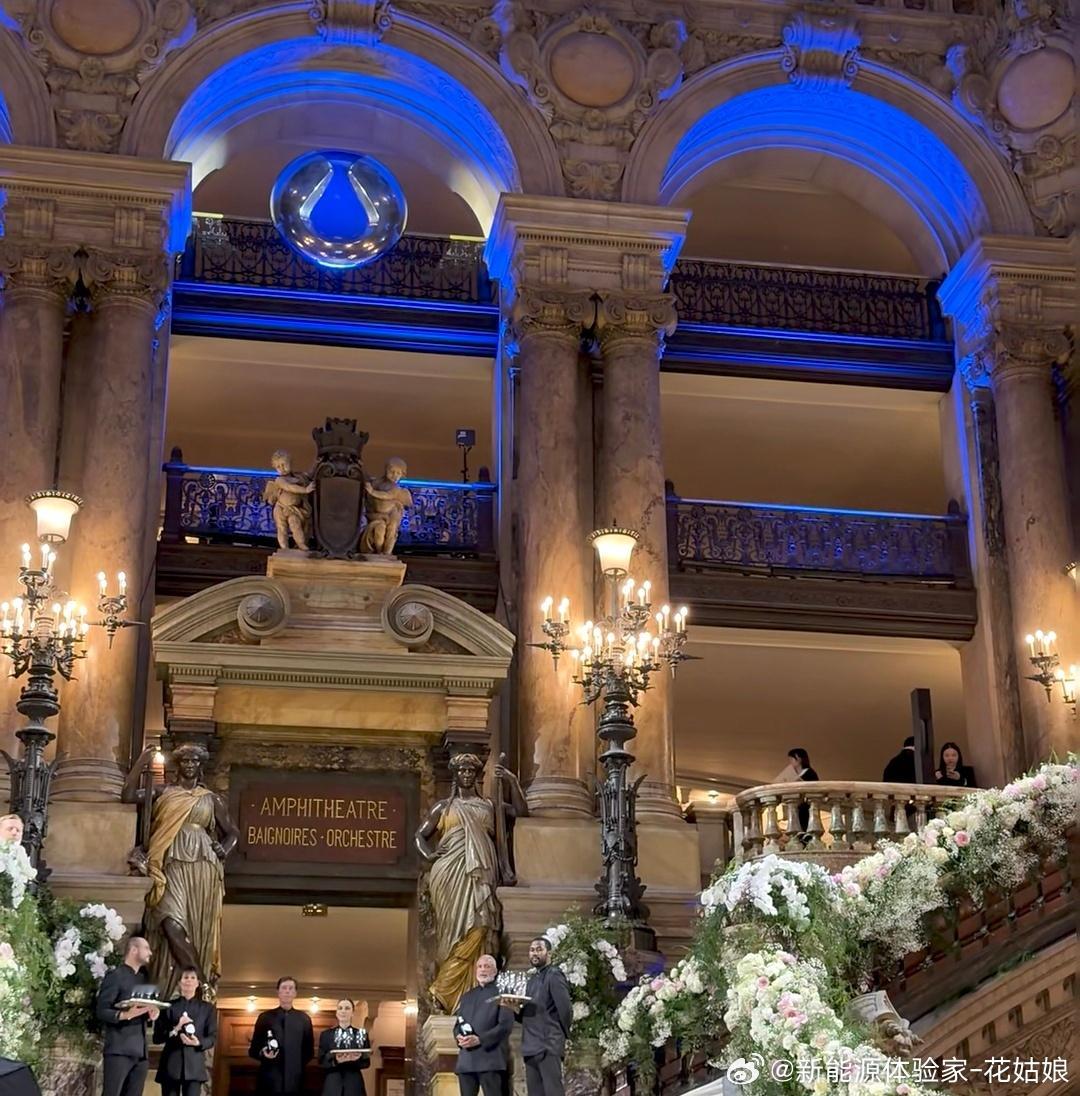 国产豪车，惊艳巴黎！1. 咱先说格局！腾势带着比亚迪的高端排面，直接把发布会开进