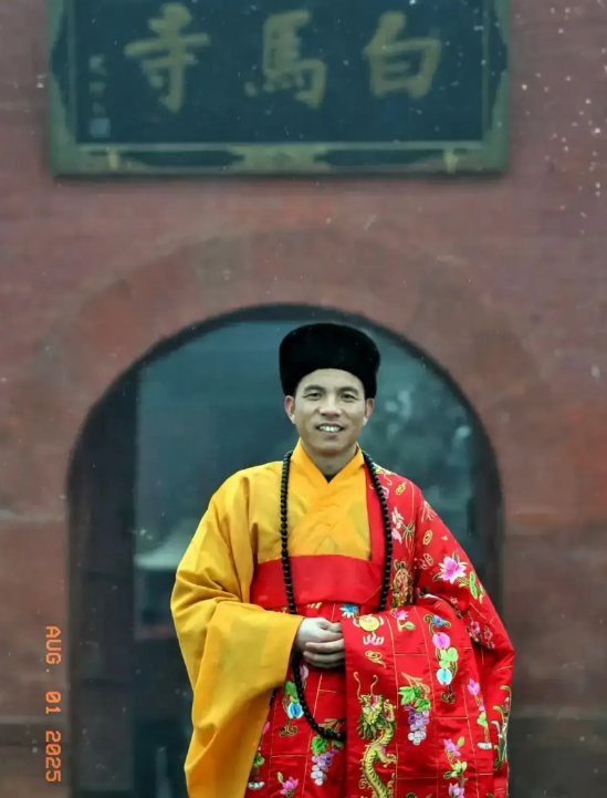 少林寺的假和尚顶不住了，纷纷离职逃跑。印乐法师一来，假和尚立马现出原形，在新