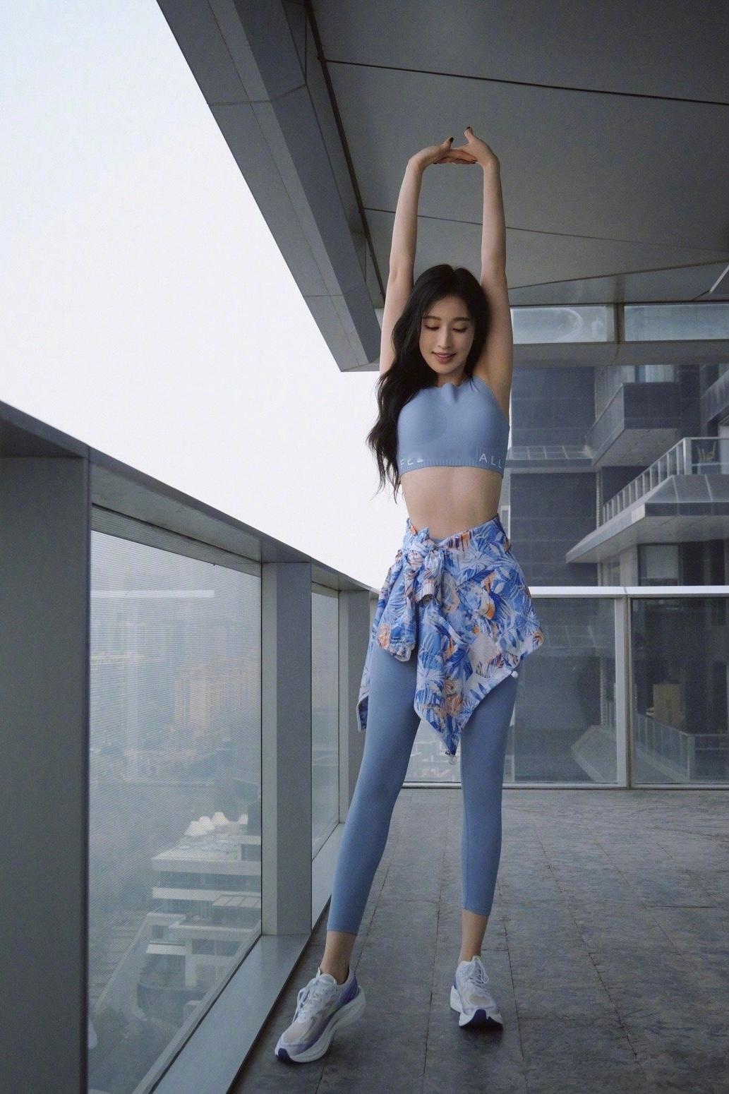 张俪姐姐的一组健身穿搭，这身材真让人羡慕。张俪